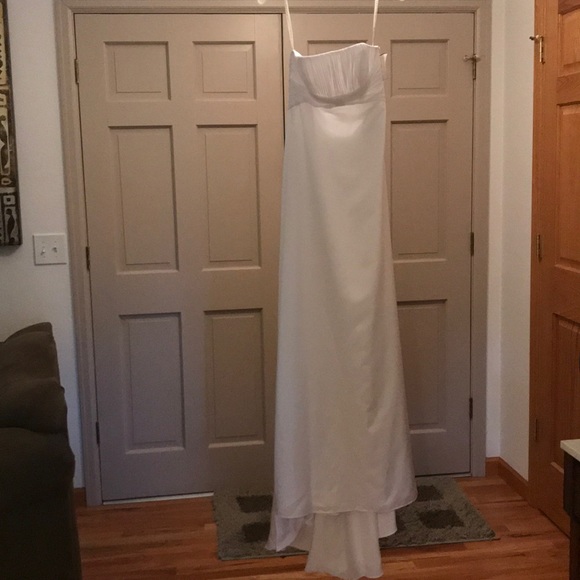 Strapless satin wedding dress. - Picture 4 of 6